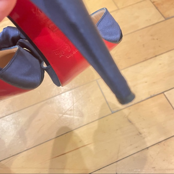 CHRISTIAN LOUBOUTIN Navy Velvet and Satin Bow Heels - Picture 4 of 6